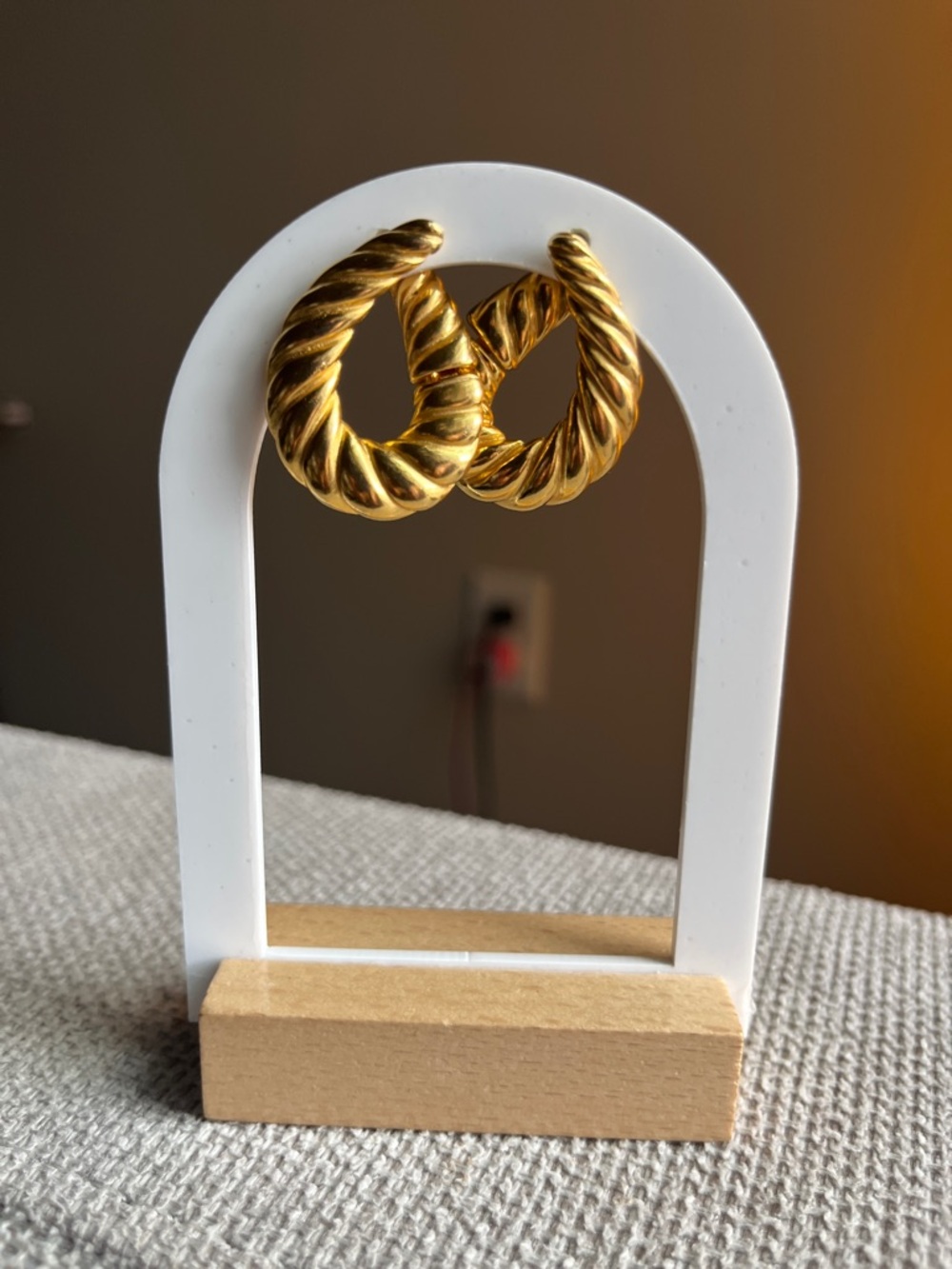VINTAGE clip on lancer Gold Twisted Hoop Earrings